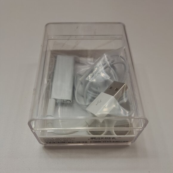 1X Apple IPod Shuffle 3rd Generation Silver 2gb Very Good To Like New - Picture 2 of 16